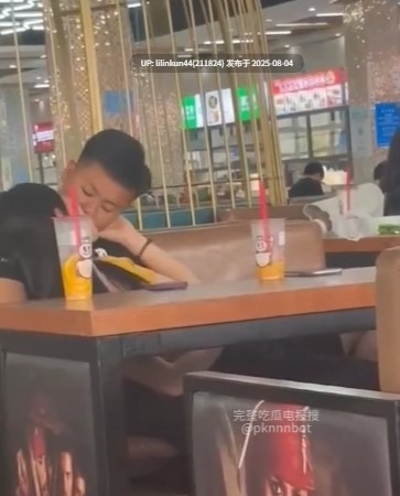 青岛技师学院食堂惊现春色一幕 小姐姐趴在桌下给男友深情口交 这也不是春天啊!-第3张图片-萌站