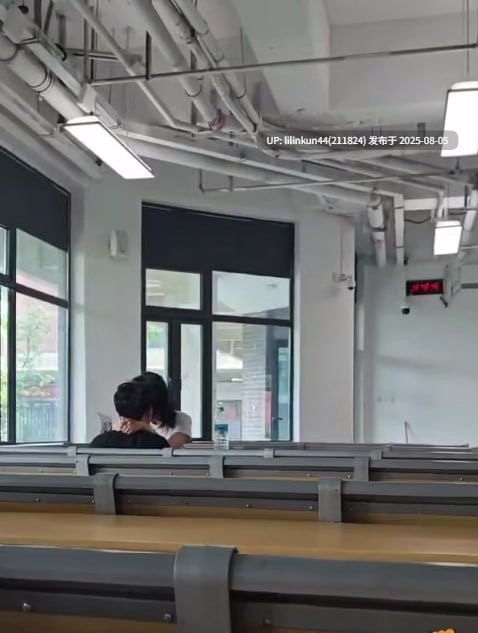 现在的年轻人胆子是真大 课堂上公然开搞 女的骑乘在男生身上上下摇摆 完全不顾及周围同学眼光!-第2张图片-萌站 现在的年轻人胆子是真大 课堂上公然开搞 女的骑乘在男生身上上下摇摆 完全不顾及周围同学眼光!-第2张图片-萌站