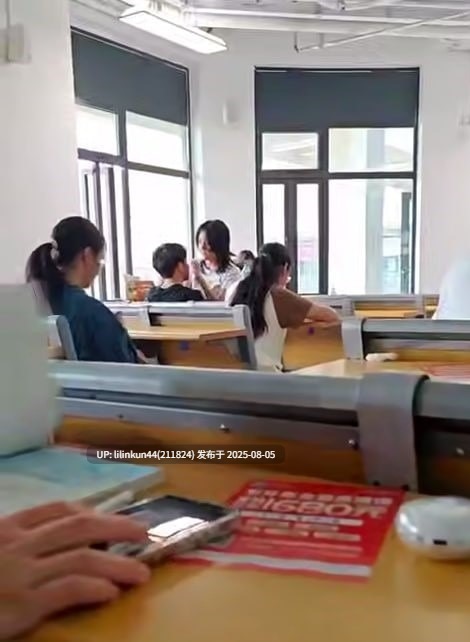 现在的年轻人胆子是真大 课堂上公然开搞 女的骑乘在男生身上上下摇摆 完全不顾及周围同学眼光!-第3张图片-萌站 现在的年轻人胆子是真大 课堂上公然开搞 女的骑乘在男生身上上下摇摆 完全不顾及周围同学眼光!-第3张图片-萌站