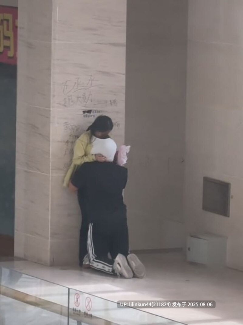 高中生课间操期间躲在柱子旁边吃奶火遍全网 哥们这是早上没吃饭吗 直接钻衣服里面就是一顿猛啃！