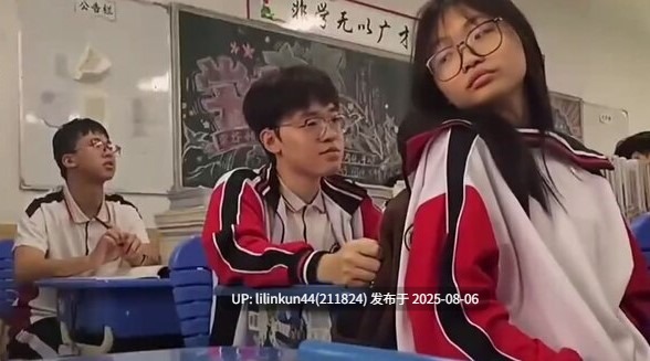 万人求高中生上课摸奶事件 现在的小孩子胆子真大 一边上课一边摸奶 传的小纸条也不堪入目
