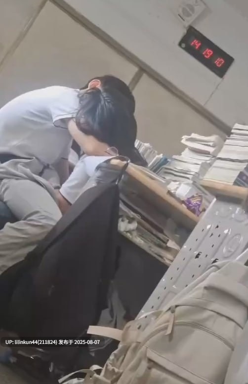 现在的年轻人真的早熟 脸蛋稚嫩的学生妹 教师里当着众人给男友打飞机 这样的女友爱了！