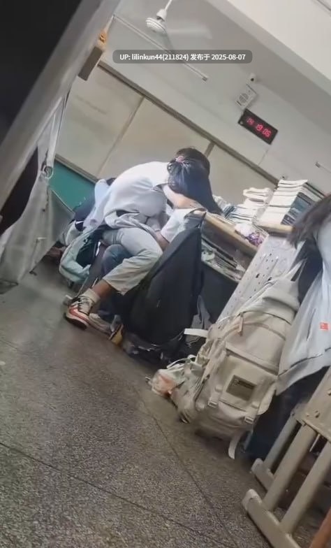 现在的年轻人真的早熟 脸蛋稚嫩的学生妹 教师里当着众人给男友打飞机 这样的女友爱了!-第3张图片-萌站 现在的年轻人真的早熟 脸蛋稚嫩的学生妹 教师里当着众人给男友打飞机 这样的女友爱了!-第3张图片-萌站