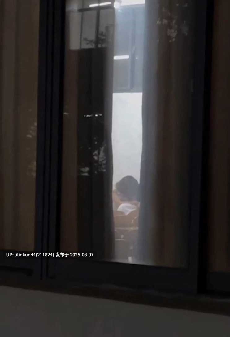 小情侣教室激情做爱遭同学偷拍!学生妹反差一面暴露无遗 不雅视频刷爆全网!-第2张图片-萌站 小情侣教室激情做爱遭同学偷拍!学生妹反差一面暴露无遗 不雅视频刷爆全网!-第2张图片-萌站
