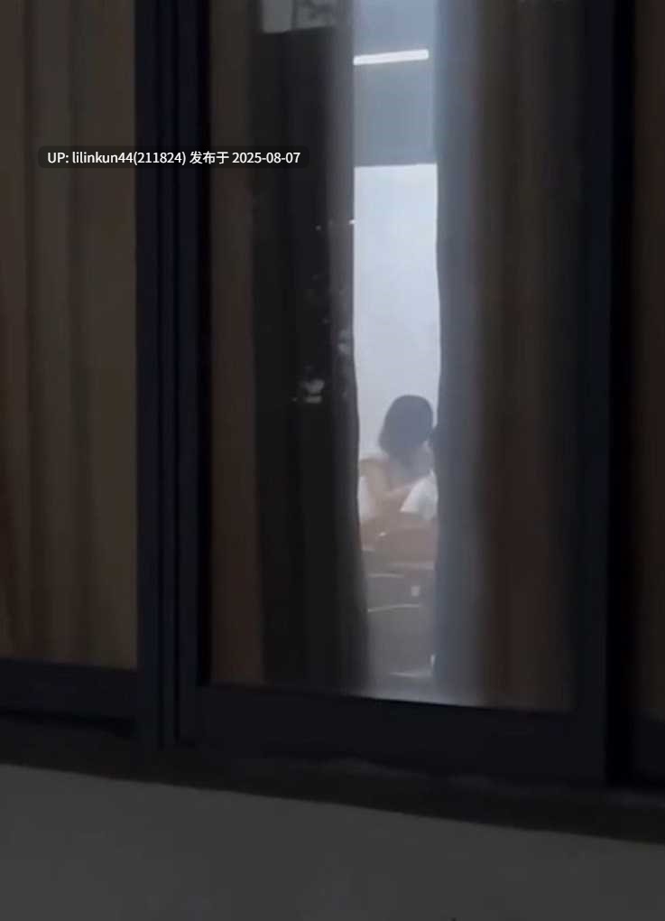 小情侣教室激情做爱遭同学偷拍!学生妹反差一面暴露无遗 不雅视频刷爆全网!-第3张图片-萌站 小情侣教室激情做爱遭同学偷拍!学生妹反差一面暴露无遗 不雅视频刷爆全网!-第3张图片-萌站