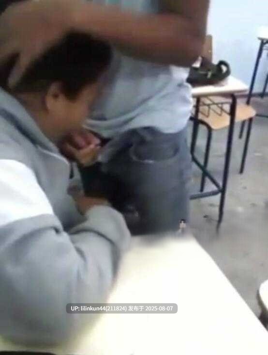 东南亚地区 大学校园教室内情侣操逼 嬉笑之间被同学拍下来了！