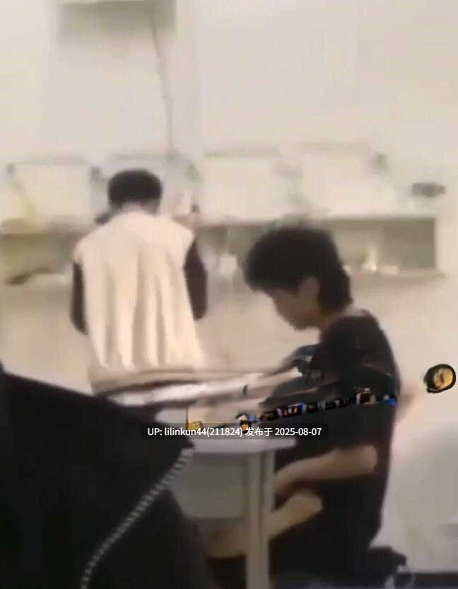 某校一情侣为寻刺激则趁老师上课途中偷吃男友肉棒还被偷拍 这么饥渴且这么胆大？！