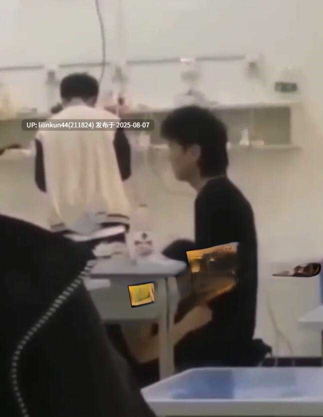 某校一情侣为寻刺激则趁老师上课途中偷吃男友肉棒还被偷拍 这么饥渴且这么胆大?!-第2张图片-萌站 某校一情侣为寻刺激则趁老师上课途中偷吃男友肉棒还被偷拍 这么饥渴且这么胆大?!-第2张图片-萌站