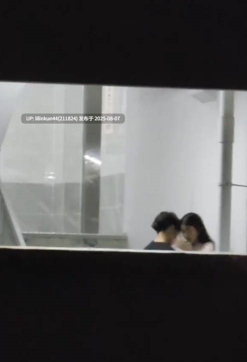学校教学楼情侣楼梯间直播操逼 女生还挺漂亮 课间休息还不忘学习 这也太想进步了！-第2张图片-萌站