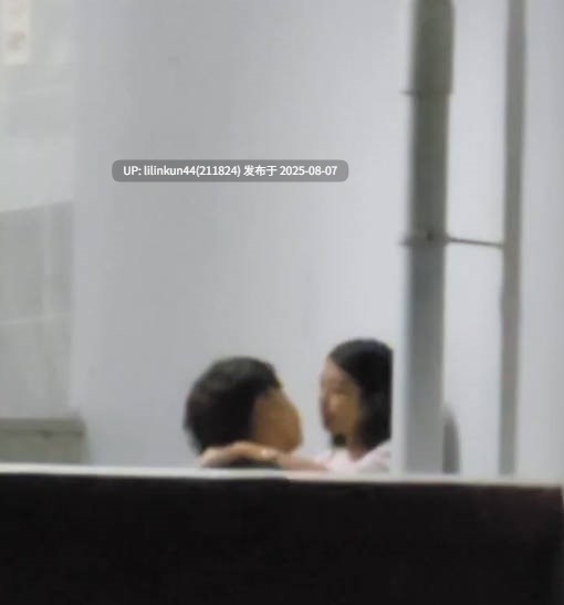 学校教学楼情侣楼梯间直播操逼 女生还挺漂亮 课间休息还不忘学习 这也太想进步了！-第3张图片-萌站