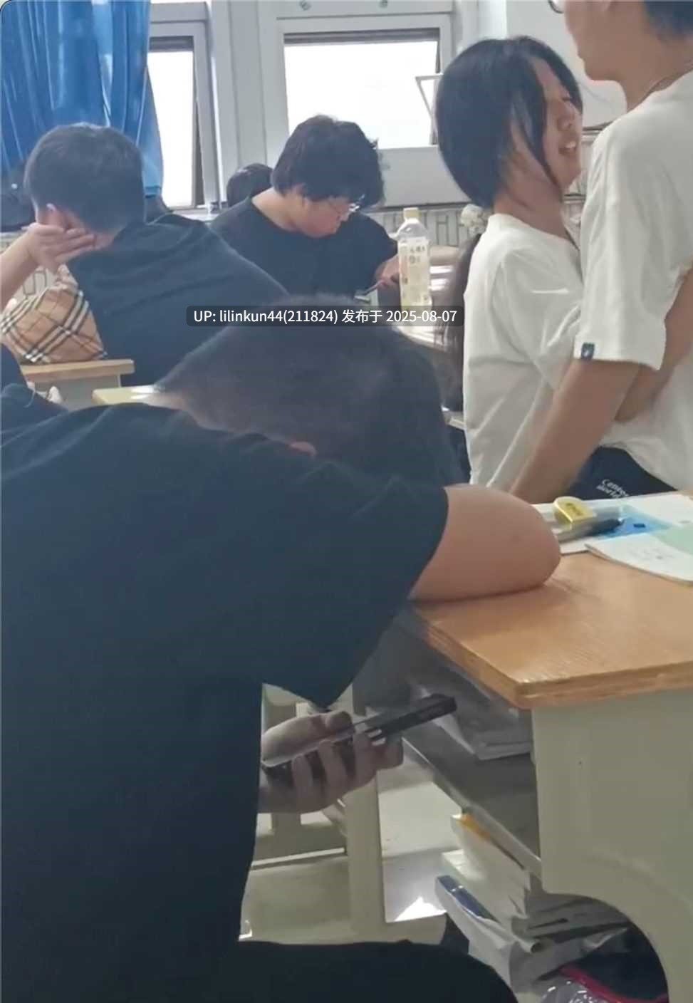 牛逼啊年轻人，教室这么多人，直接摸鸡鸡解奶罩，实在不行就去厕所吧