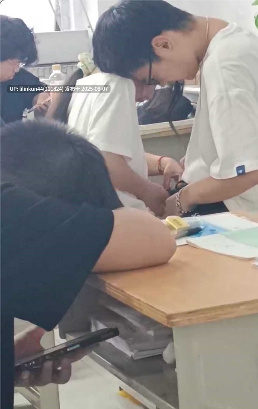 牛逼啊年轻人，教室这么多人，直接摸鸡鸡解奶罩，实在不行就去厕所吧-第2张图片-萌站