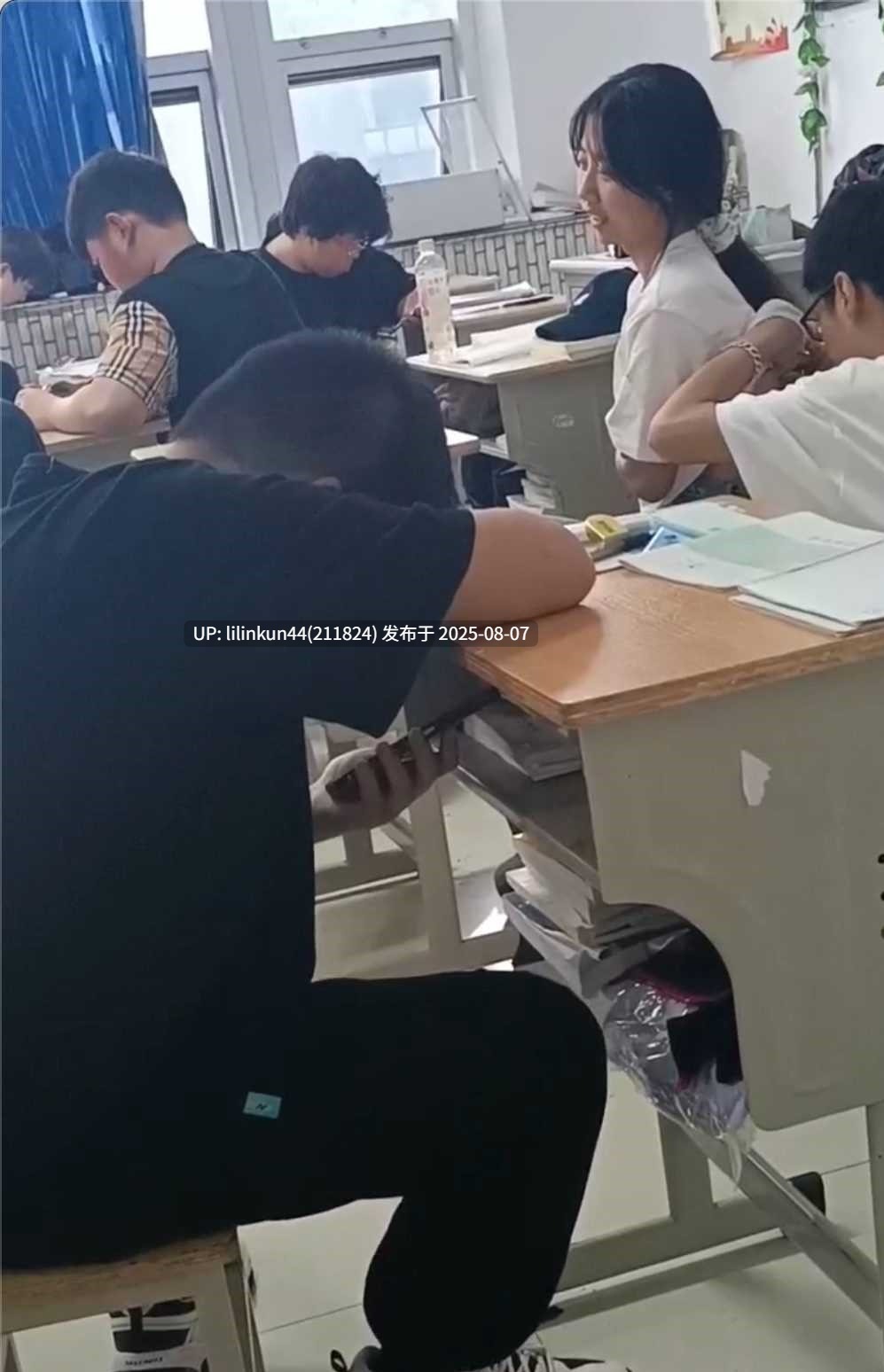 牛逼啊年轻人，教室这么多人，直接摸鸡鸡解奶罩，实在不行就去厕所吧-第3张图片-萌站