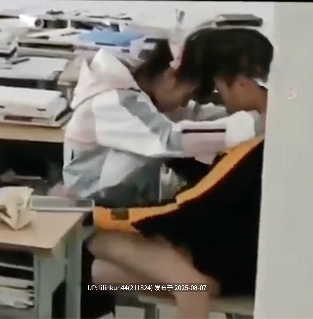 盘点那些年在教室里的激情，一边听课一边享受口交，这才叫读书嘛！-第3张图片-萌站