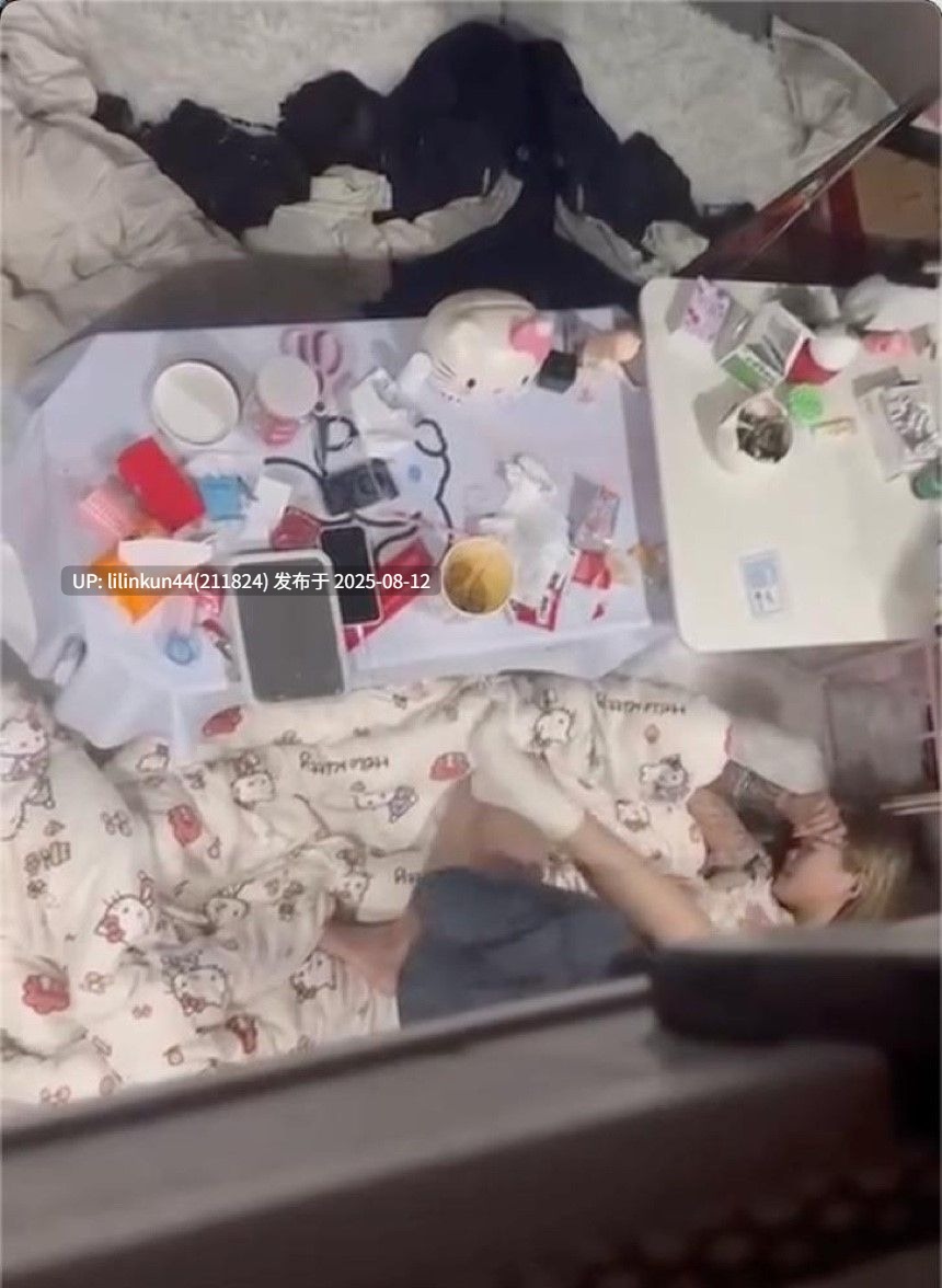 女生宿舍惊爆夜间秘密 舍友携男友激情做爱 误以为无人偷欢 火辣场景引爆宿舍八卦 青春荷尔蒙肆意释放-第2张图片-萌站
