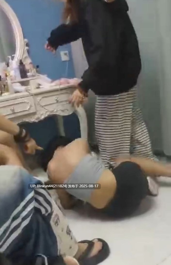 学生妹子遭精神小妹群殴霸凌 拳打脚踢皮带鞭打 画面残忍令人发指 视频流出引全网震怒-第3张图片-萌站 学生妹子遭精神小妹群殴霸凌 拳打脚踢皮带鞭打 画面残忍令人发指 视频流出引全网震怒-第3张图片-萌站