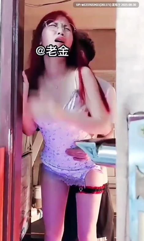 饥渴小姨子拉姐夫阁楼做爱偷情 【1v1.58G】-第4张图片-萌站
