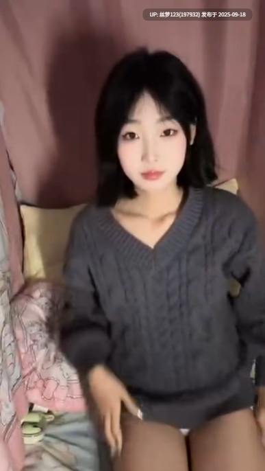 高颜值萌妹为了赚钱买苹果手机，给金主视频漏出pu11
