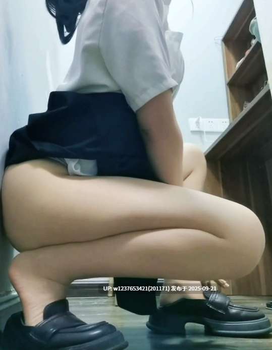 抖音【性感夕夕在线劝导】可爱萝莉白嫩脚丫舔足口交诱惑 手扯内裤逼毛很性感-第4张图片-萌站