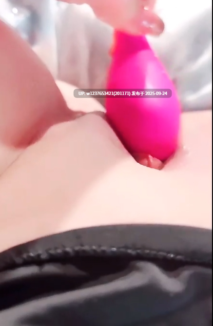 【昭仁稀罕】童颜巨乳极品COS嫩妹，跳蛋自慰，骚穴直拍，美瞳很亮眼【3V-3.95G】-第3张图片-萌站