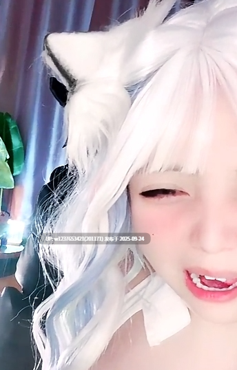 【昭仁稀罕】童颜巨乳极品COS嫩妹，跳蛋自慰，骚穴直拍，美瞳很亮眼【3V-3.95G】-第4张图片-萌站