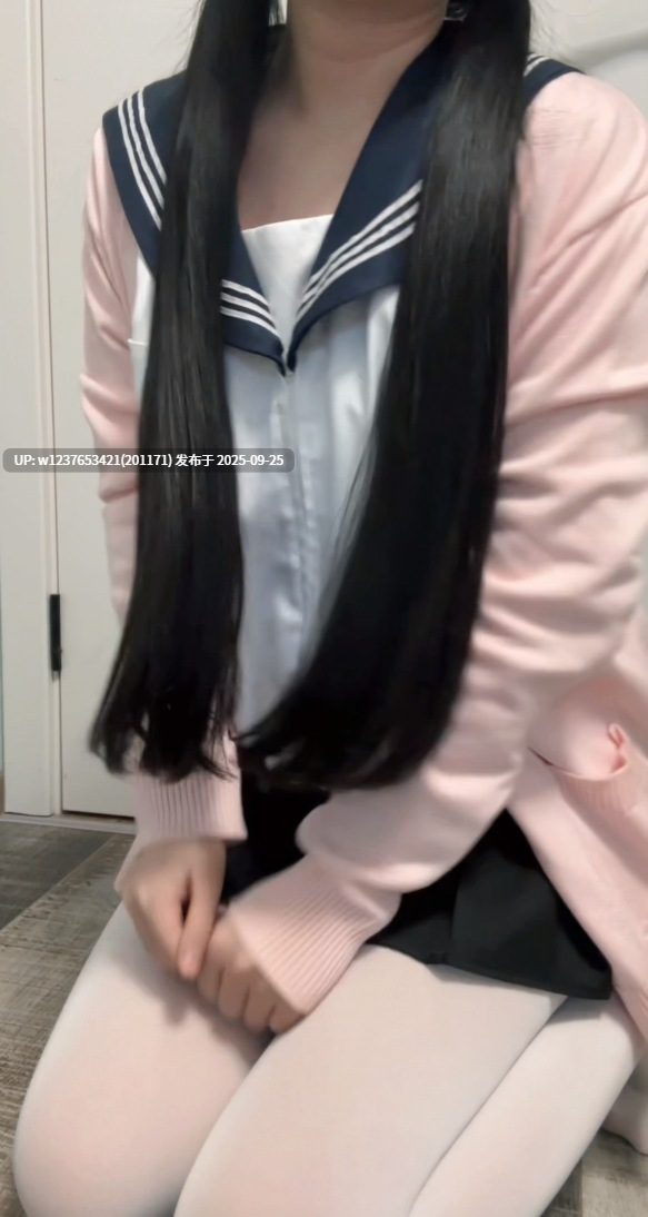 抖音cos淫荡反差【爱吃猪脚饭/星期8没课】，多种制服黑丝，阴部茂盛【21V5.91G】