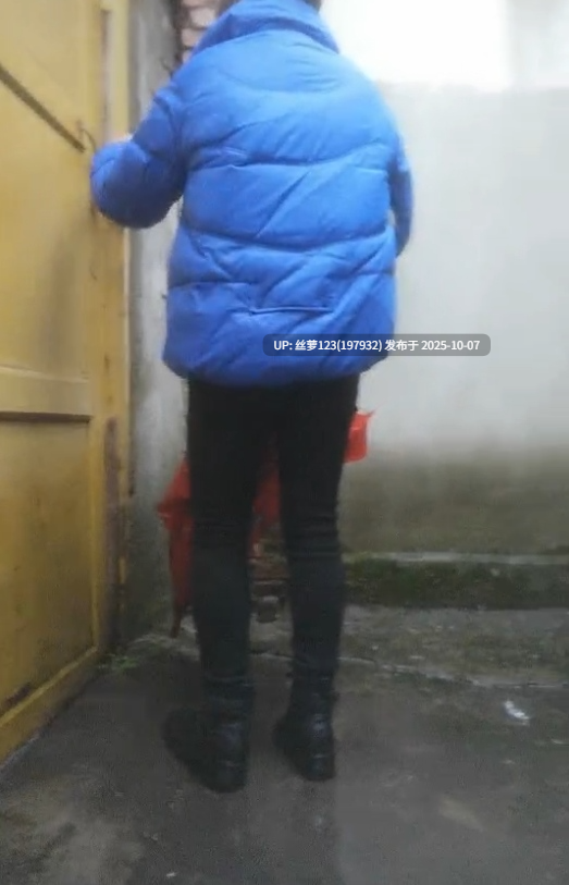 出轨，小少妇相约到出租房，骚逼好几天没客人了，还挺粉，脱裤啪啪，原始欲望尽情释放，非常激情