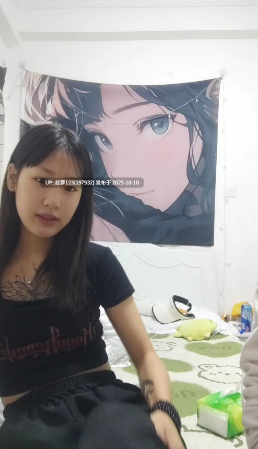 極品紋身美少女！居家男友操逼大秀！埋頭吸吮舔屌，主動騎乘位抽插，射的有點快，道具抽插自慰
