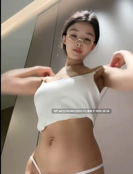 【童颜巨乳】八字木瓜奶，紧致粉逼，自慰私拍【1V/780M】-第3张图片-萌站