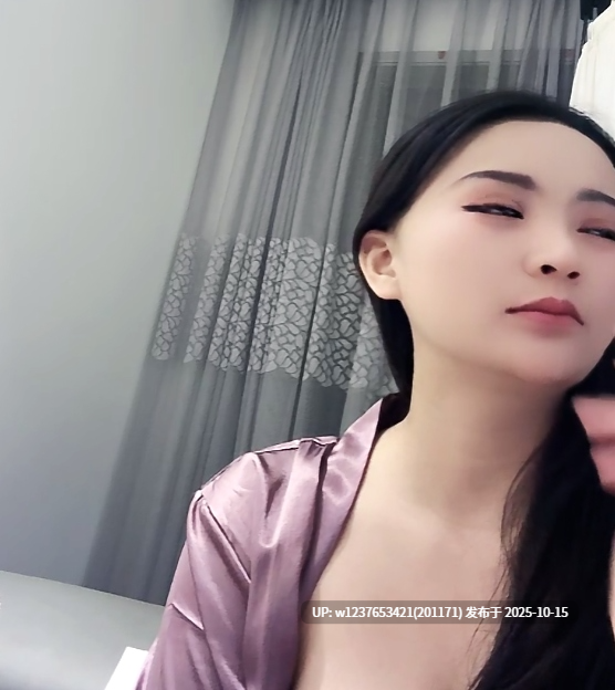 巨乳御姐【叶姿】躺在沙发上两个大肉包纯天然展示在镜头前，揉捏淫叫勾引狼友【1.36GB/1V】-第3张图片-萌站