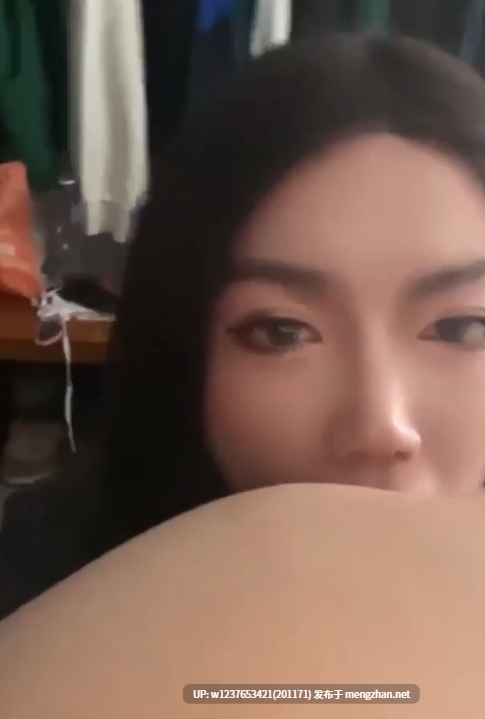 抖音网红上海少妇【汉堡包】泄密流出，全脸品尝各种鸡巴，津津有味【1v-2g】-第3张图片-萌站