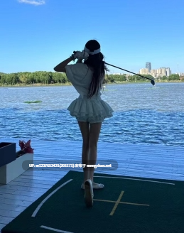 在楼道各种爽的狂喷水，电梯门口用鸡巴猛操自己爽到最后电梯来人【340M/1V】-第9张图片-萌站