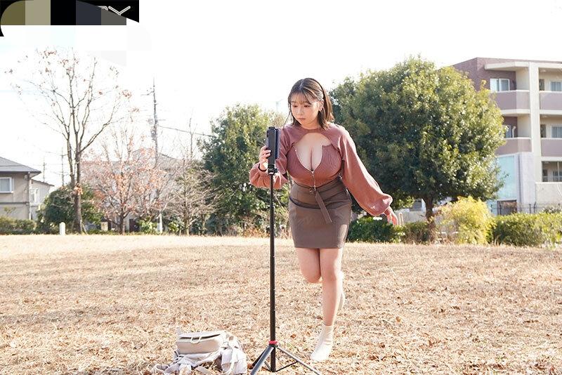 どんどん過激化するバズる為の動画撮影 女子大生T●KT●kerによるギリギリの公然わいせつ無自覚着衣巨乳 小坂ひまり 生写真3枚付き-第4张图片-萌站