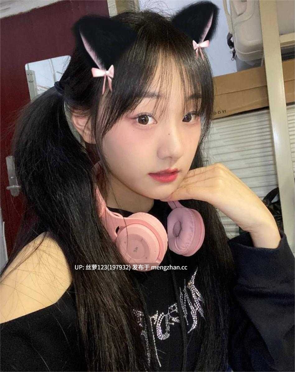 反差感和少女气息十足，穿着民族礼服做口技效果拉满