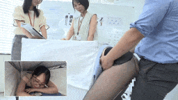 她被绑在一张特别的桌子上，穿着黑色紧身裤的臀部被抚摸