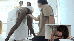 她被绑在一张特别的桌子上，穿着黑色紧身裤的臀部被抚摸-第4张图片-萌站