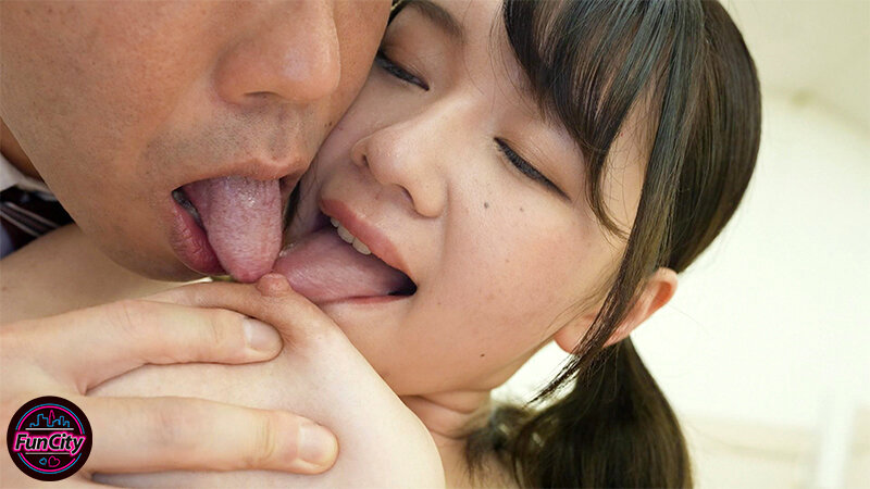 【FANZA限定】クラスでは真面目な地味っ娘はバレたらヤバい状況で焦る男にIcup隠れ巨乳で挑発する小悪魔J系だった！密着囁き淫語で誘惑されて…小坂ひまり チェキ付き-第18张图片-萌站