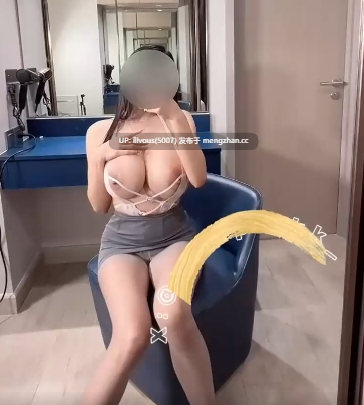 【喷不完的水？史上最强人体喷泉】好奇为什么这水能持续喷那么久啊？快一分钟了，正常人尿尿都没这么久时间吧？ #潮吹喷水 #自慰 #美腿