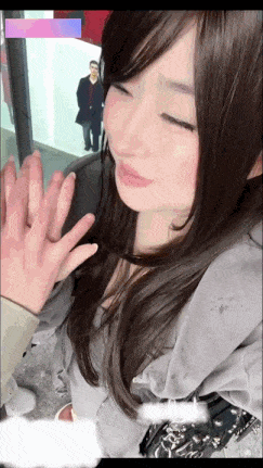 【隔壁有人换衣服，你轻点！】挑战和陌生人谈恋爱，不穿内衣内裤挑逗男大学生，拉去商场试衣间露出骚逼给他看！-第3张图片-萌站