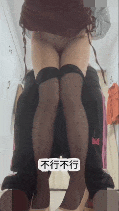 【你轻点！我女儿还在睡觉，我怕我忍不住叫出来！】人民的好教师，我的淫荡精盆！班主任叫我来谈女儿学习的问题，没想到她穿着性感蕾丝勾引我，让她面对着她女儿无套爆操，操的太用力差点吵醒班主任的女儿！ #美熟少妇 #绿帽 #中出-第2张图片-萌站