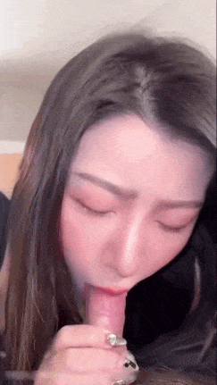 【完美露脸操反差母狗】巨乳熟女，舔鸡巴的表情太反差了，自己主动坐上来，太会扭屁股，动一下都想射！ #完美露脸 #女上位 #反差婊-第2张图片-萌站