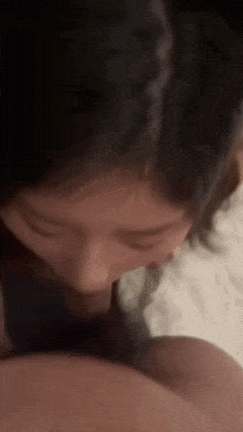 女友的拜金闺蜜看我最近开网店赚了点小钱，这几天老是微信主动联系我，趁着女友今天回老家，她闺蜜约我到酒吧喝酒，那成想她在酒吧故意挨着我坐有意无意勾引我，顶不住诱惑的我对她闺蜜上下其手，看见闺蜜没反抗，我就知道今晚和她有故事了！ #出轨 #完美露脸 #母狗-第2张图片-萌站