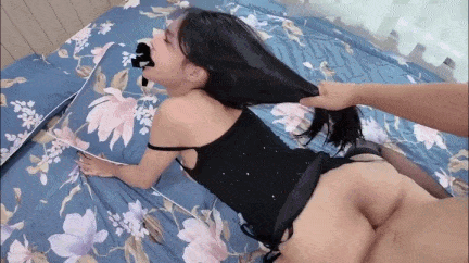 【极品身材】御姐吊带黑丝主动摘套要求射脸上，全程嘴巴咬着自己穿过的内裤被操，表情一副高潮脸太反差了！ #少妇 #完美露脸 #制服-第2张图片-萌站