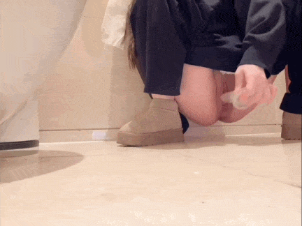 【兄弟，你才是最大的舔狗啊】看到女主来了姨妈，直接不做了，口交都不需要，说自己没那么大需求，还去帮人家买姨妈巾，这钱花了到底是干啥的？ 推荐指数：⭐️⭐️⭐️ #少妇 #美腿 #丝袜