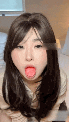 【这样可爱的女友嘴里含着跳跳糖深情眼望着鸡巴】一口含住的样子，直接就能忍不住射了吧，主动勾引的本事太诱人了，后面被操的一直喊着要精液！ 推荐指数：⭐️⭐️⭐️⭐️⭐️ #口交口爆 #完美露脸 #后入
