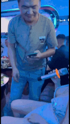 【商K别拍照啊！玩归玩闹归闹，大哥你可别拍照】商K里醉一醉忧愁烦恼全没有！瞧瞧商K里的高端骚鸡如何被大佬狠操拿捏，各色浪货风骚入骨，床上比比都浪荡成性！#口交 #骑乘 #美腿-第3张图片-萌站