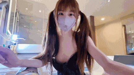 【超可爱高颜值双马尾小萝莉被金主像自行车一样猛蹬！】这逆天颜值真顶啊！被金主带去酒店还玩上自拍了，没看出来这小萝莉居然还有马甲线！估计也是被金主草出来的，金主是真的猛直接给妹子腿压到头顶猛草白虎粉穴！这韧带估计一字马是没问题了！ #逆天颜值双马尾萝莉-第2张图片-萌站