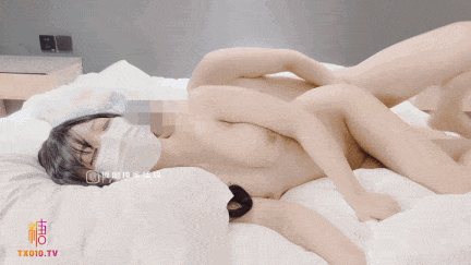 【超极品甜妹波浪双马尾萝莉少女！】清纯甜妹一个人在家寂寞难耐当然是需要学长的大叼来止痒啦！学长说晚点来妹子当时就急了说现在痒得很再不来就出去随机找路人来帮她的白虎淫穴来止痒了，学长听完马不停蹄的来到甜妹家爆草这个骚货！ #爆草饥渴甜妹-第3张图片-萌站