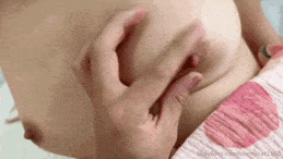 #合租的极品双马尾白虎萝莉！】本以为她乖巧纯真，谁知偷窥到她背着男友，脱得精光对陌生人视频狂撸骚穴，浪叫连连喷水高潮！更绝的是这小婊子房租拖欠，求我别声张保密，竟主动爬上我的床，张开粉嫩无毛小逼求肏！她跪舔我粗硬肉棒，吞吐间淫水直流，翘臀摇晃乞求后入猛干，奶子乱颤尖叫“哥哥肏烂我！”我毫不客气狠操她紧致蜜穴，直捅子宫让她潮吹不止，从此这贱货成了我的专属肉便器，随叫随张腿伺候！-第2张图片-萌站