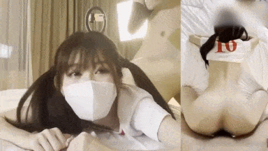 #你遥不可及的双马尾萝莉终究成为了金主胯下的母狗！】亲哥为签合同，把高颜值双马尾萝莉的妹妹推给客户随意蹂躏。娇小身躯跪趴沙发，翘臀高抬暴露一线天白虎粉穴。客户粗壮肉棒猛顶到底，狂抽猛插带出淫水飞溅。萝莉咬唇浪叫，粉嫩穴肉紧裹巨根，抽插间汁水四溢。客户低吼加速冲刺，龟头胀大直捣花心，最终喷涌浓精灌满子宫，溢出顺大腿根淌落。萝莉瘫软喘息，粉穴痉挛吞咽余精，合同轻松到手。